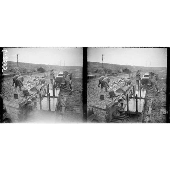 Fort de Douaumont. Wagonnets pour les tavaux de réfection des abords du fort. [légende d'origine]