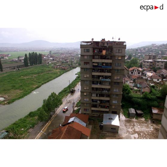 La tour ouest et le quartier Rom (Roma Mahala) détruit au bord du fleuve Ibar.