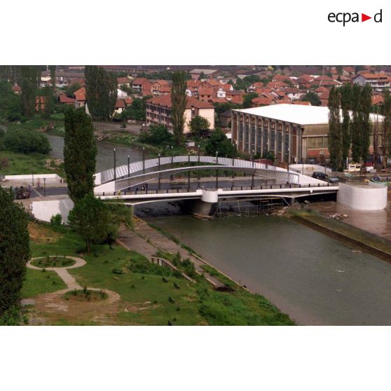 Le nouveau pont ouest dit Austerlitz sur le fleuve Ibar.