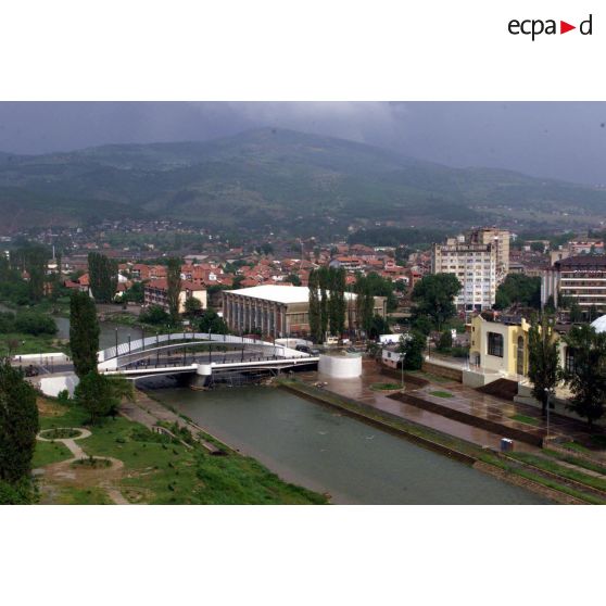 Le nouveau pont ouest dit Austerlitz sur le fleuve Ibar et le centre culturel (à droite).