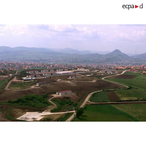 Vue aérienne du camp 1300 hommes en construction à Mitrovica sud.