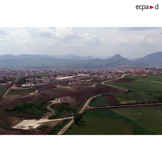 Vue aérienne du camp 1300 hommes en construction à Mitrovica sud.