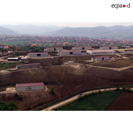 Vue aérienne du camp 1300 hommes en construction à Mitrovica sud.