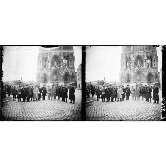 Reims. Visite d'une mission canadienne. La mission devant la cathédrale. [légende d'origine]