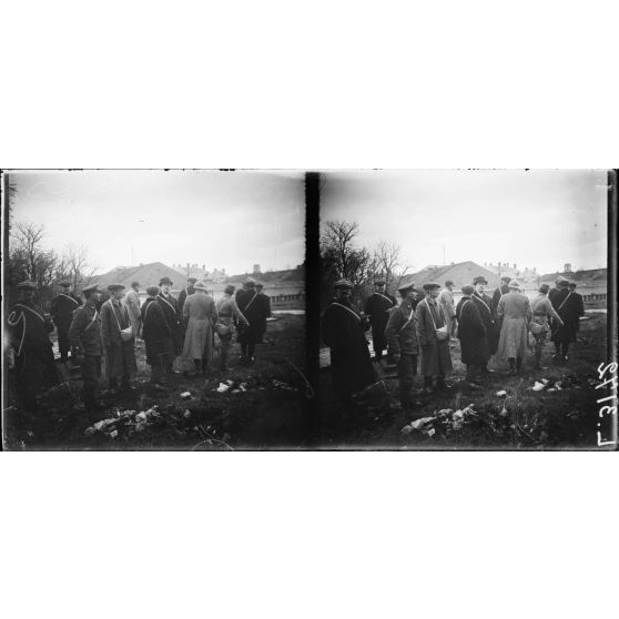 Reims. Visite d'une mission canadienne. La mission visite les établissements Cliquot-Ponsardin. [légende d'origine]