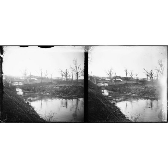 Près de Reims (Marne). Le canal de la Neuvillette. La passerelle et le camouflage. [légende d'origine]