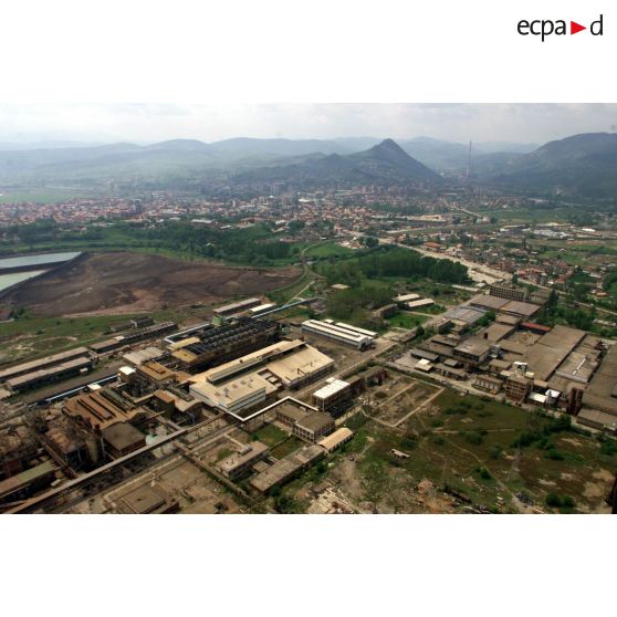 Vue aérienne de l'usine de batteries du complexe industriel Trepca.