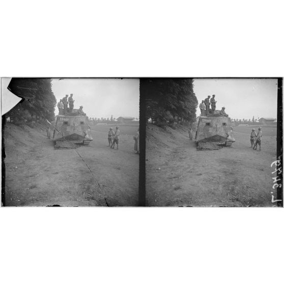 Près Amiens. Tank allemand capturé à Villers Bretonneux. Remis en état et ramené à l'arrière. [légende d'origine]