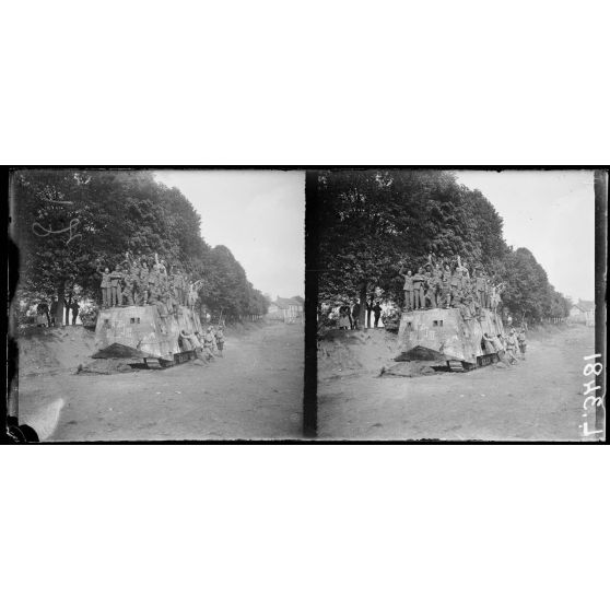 Près Amiens. Tank allemand capturé à Villers Bretonneux. Remis en état et ramené à l'arrière. Soldats anglais sur le tank. [légende d'origine]