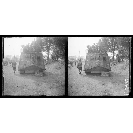 Près Amiens. Tank allemand capturé à Villers Bretonneux. Remis en état et ramené à l'arrière. [légende d'origine]