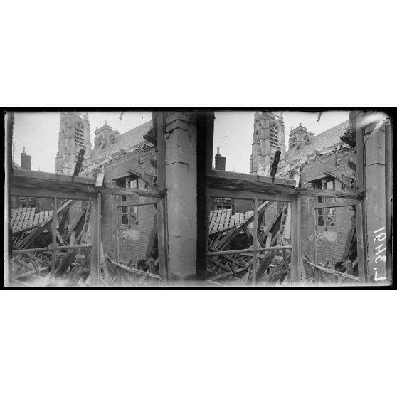 Corbie. Somme. Une maison démolie près de la cathédrale et la cathédrale. [légende d'origine]