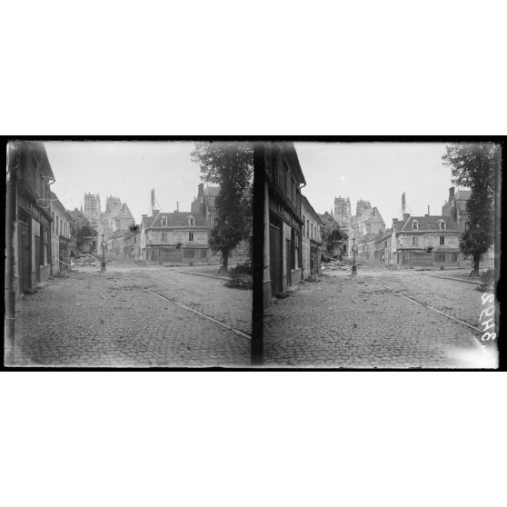 Corbie. Somme. Maisons détruites. Au fond, la cathédrale. [légende d'origine]