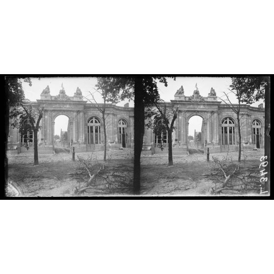 Corbie. Somme. La porte de l'Hôtel de Ville. [légende d'origine]