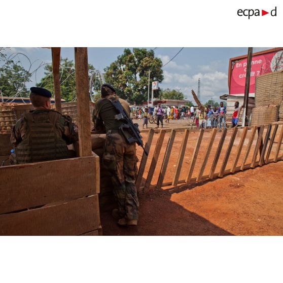 Checkpoint tenu par le SGTIA Gris et la MINUSCA à Bangui devant le bâtiment de la brigade de gendarmerie territoriale de PK 12.