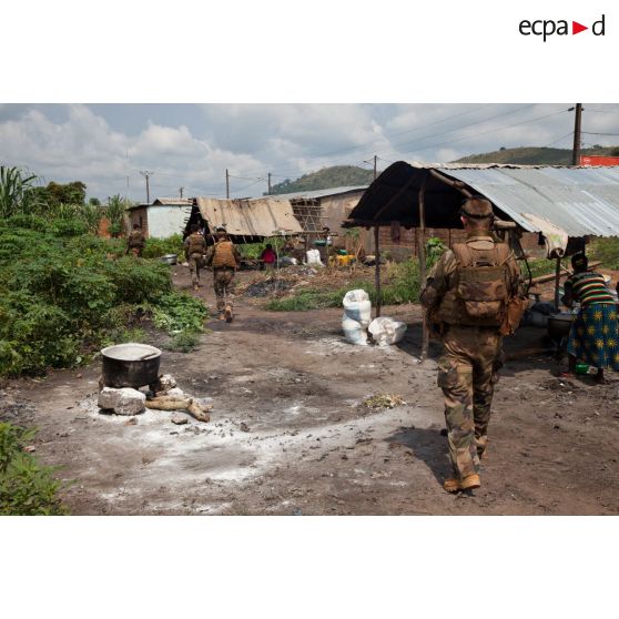 Patrouille à pied du SGTIA Rouge du GTIA Picardie dans une zone d'habitations de la ville de Bangui.