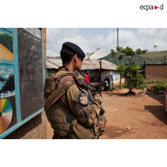 Patrouille à pied du SGTIA Rouge du GTIA Picardie dans une zone de marché à Bangui.