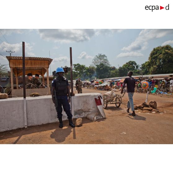 Checkpoint tenu par le SGTIA Gris et un casque bleu de la police rwandaise de la MINUSCA à Bangui devant le bâtiment de la brigade de gendarmerie territoriale de PK 12.