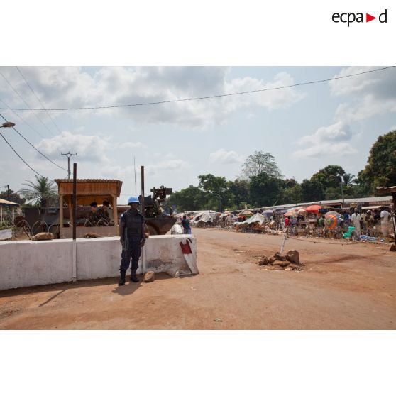 Checkpoint tenu par le SGTIA Gris et un casque bleu de la police rwandaise de la MINUSCA à Bangui devant le bâtiment de la brigade de gendarmerie territoriale de PK 12.