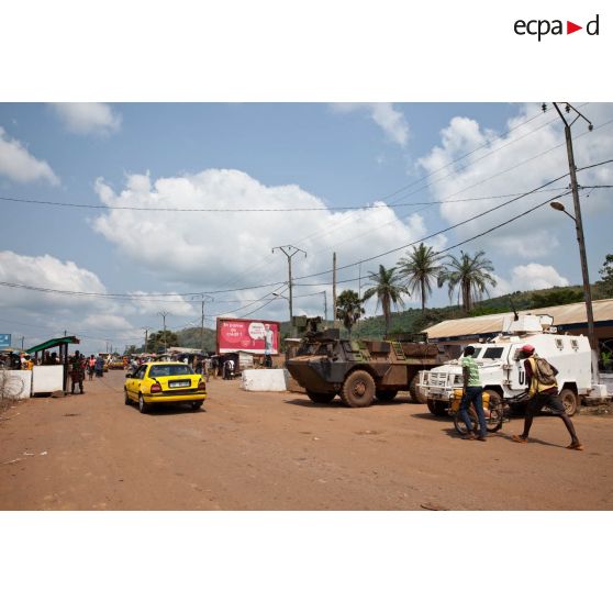 Un VAB français et un FAV (fast attack vehicle ou véhicule d'attaque rapide) blindé Stanag-1 Black Scorpion, équipant la police rwandaise aux couleurs de l'ONU, stationnent au checkpoint tenu par le SGTIA Gris et la MINUSCA à Bangui devant le bâtiment de la brigade de gendarmerie territoriale de PK 12.