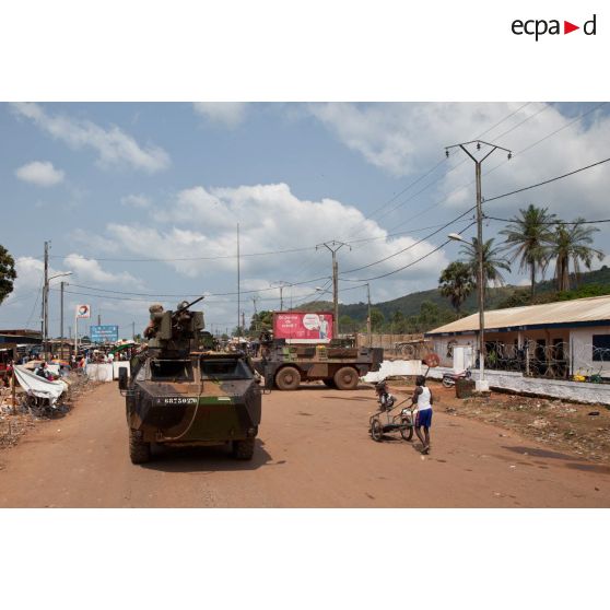 Départ en patrouille d'un VAB du SGTIA Rouge du GTIA Picardie dans la ville de Bangui depuis le bâtiment de la brigade de gendarmerie territoriale de PK 12. Une affiche incite à la prévention des MST.