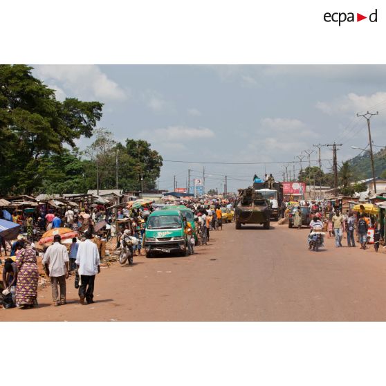 Patrouille en VAB du SGTIA Rouge du GTIA Picardie dans la ville de Bangui.