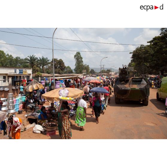 Patrouille en VAB du SGTIA Rouge du GTIA Picardie dans la ville de Bangui.