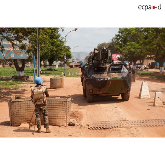 Patrouille en VAB du SGTIA Rouge du GTIA Picardie dans la ville de Bangui. Arrivée à checkpoint tenu par le SGTIA Gris et un casque bleu rwandais de la MINUSCA à Bangui devant le bâtiment de la brigade de gendarmerie territoriale de PK 12.