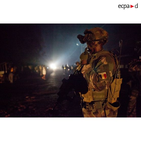 Patrouille à pied de nuit du SGTIA  Rouge du GTIA Picardie dans la ville de Bangui.