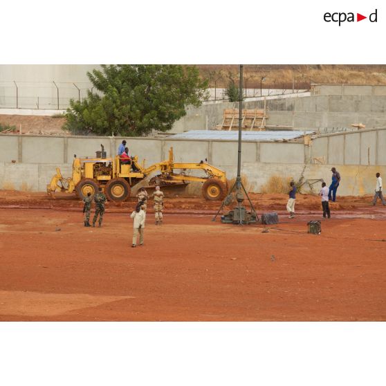 Chantier de terrassement avec un engin du génie près du camp du 28e RTrs (régiment de Transmissions).