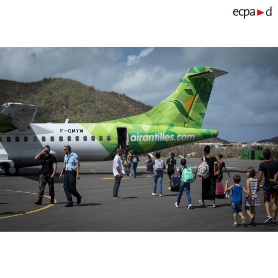 Un avion de ligne ATR 72-600 embarque des réfugiés à Grande Case sur l'île de Saint-Martin, aux Antilles.