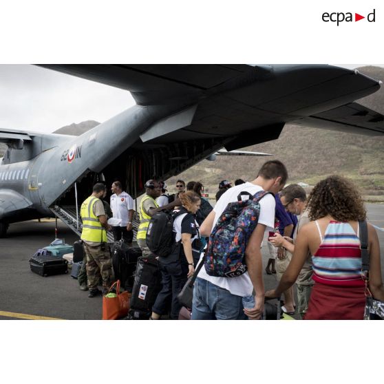 L'équipage d'un avion Casa Cn-235 embarque des réfugiés à Grande Case sur l'île de Saint-Martin, aux Antilles.