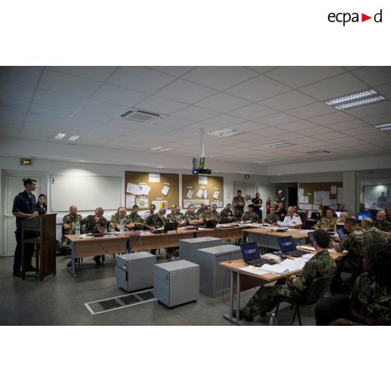 Un officier néerlandais participe à un briefing sous la direction du contre-amiral René-Jean Crignola au centre opérationnel installé à Fort Desaix, en Martinique.