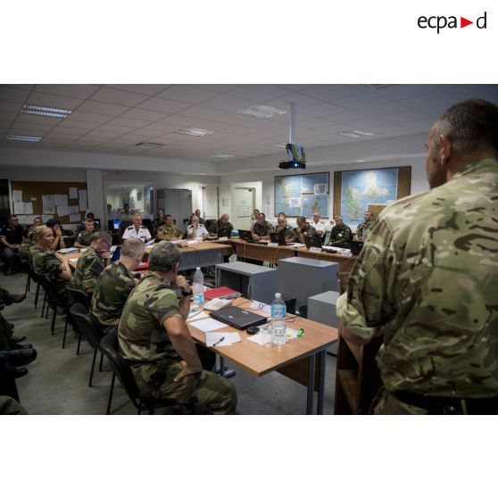 Un officier néerlandais participe à un briefing sous la direction du contre-amiral René-Jean Crignola au centre opérationnel installé à Fort Desaix, en Martinique.