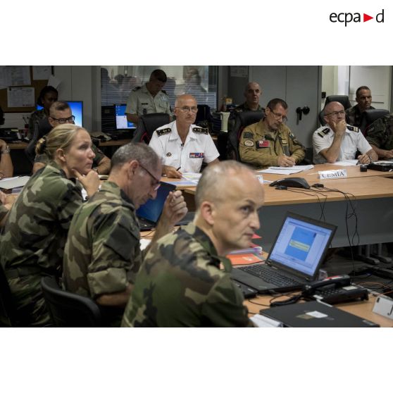 Le contre-amiral René-Jean Crignola préside un briefing aux côtés du colonel Francis Michaux au centre opérationnel installé à Fort Desaix, en Martinique.