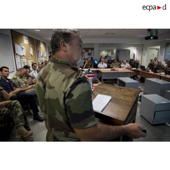 Le lieutenant-colonel Stéphane Caffaro, chef du bureau opérations terrestres (J3), participe à un briefing sous la direction du contre-amiral René-Jean Crignola au centre opérationnel installé à Fort Desaix, en Martinique.