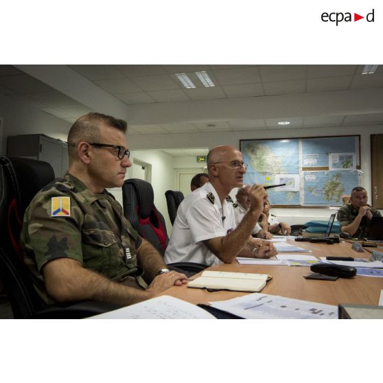 Le contre-amiral René-Jean Crignola dirige un briefing au centre opérationnel installé à Fort Desaix, en Martinique.