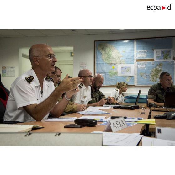 Le contre-amiral René-Jean Crignola dirige un briefing au centre opérationnel installé à Fort Desaix, en Martinique.