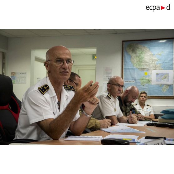 Le contre-amiral René-Jean Crignola dirige un briefing au centre opérationnel installé à Fort Desaix, en Martinique.