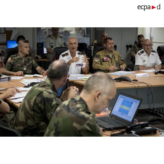 Le contre-amiral René-Jean Crignola dirige un briefing au centre opérationnel installé à Fort Desaix, en Martinique.