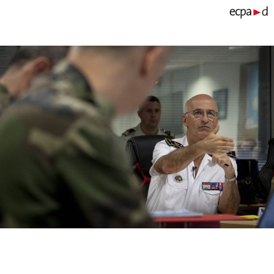 Le contre-amiral René-Jean Crignola dirige un briefing au centre opérationnel installé à Fort Desaix, en Martinique.