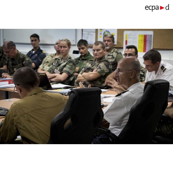 Le contre-amiral René-Jean Crignola dirige un briefing au centre opérationnel installé à Fort Desaix, en Martinique.