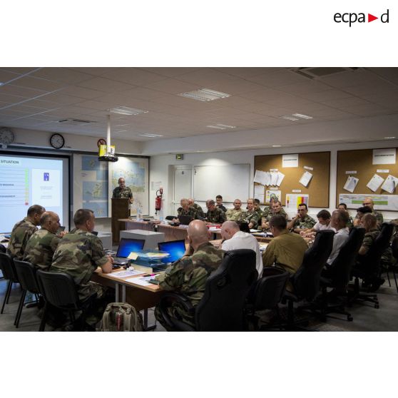 Un officier participe à un briefing sous la direction du contre-amiral René-Jean Crignola au centre opérationnel installé à Fort Desaix, en Martinique.