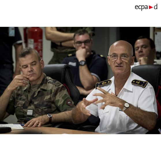 Le contre-amiral René-Jean Crignola dirige un briefing au centre opérationnel installé à Fort Desaix, en Martinique.