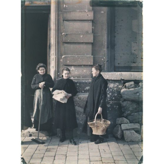 Reims. Groupe rue Libergier, près de Notre-Dame. [légende d'origine]