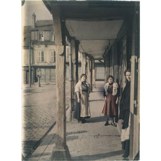 Reims. Place Saint-Timothée. Groupe sous les arcades. [légende d'origine]