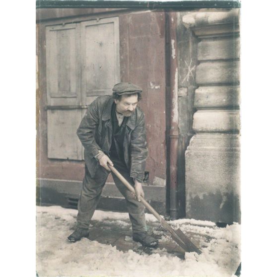 Reims. Homme enlevant la neige. [légende d'origine]