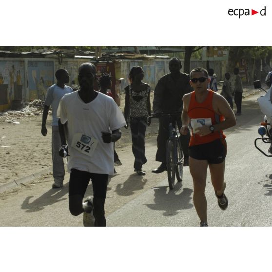 Un coureur local et un coureur de l'EUFOR vers l'arrivée.