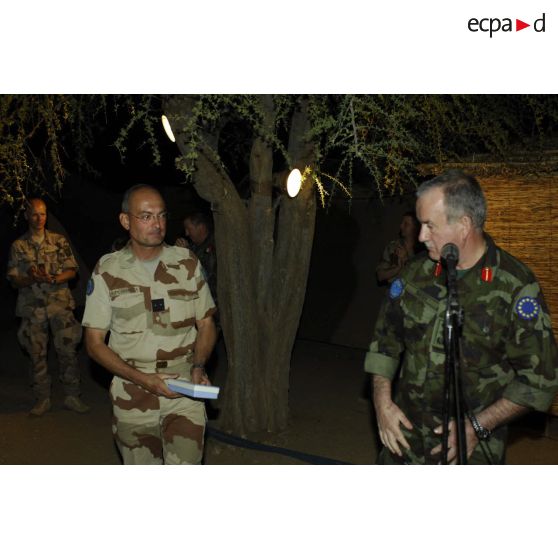 Le général de brigade Ganascia, commandant la force EUFOR-Tchad-RCA, remet un cadeau au lieutenant-général irlandais Patrick Nash, COM EUFOR-Tchad-RCA, lors du cocktail dînatoire au camp Croci à Abéché.