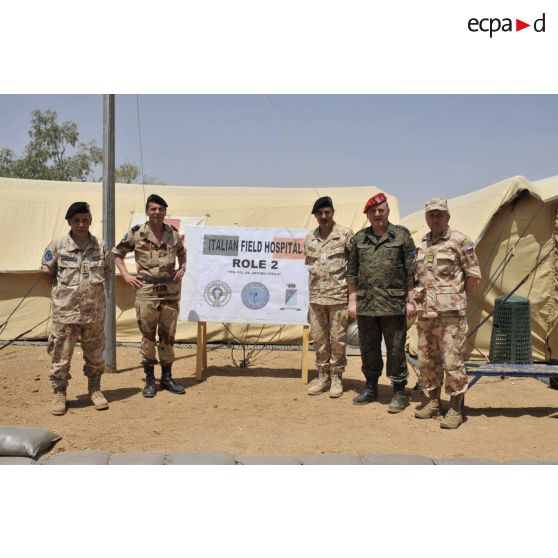 Photographie de groupe avec le général d'armée Bentégeat et sa délégation en compagnie des médecins militaires du Role 2.