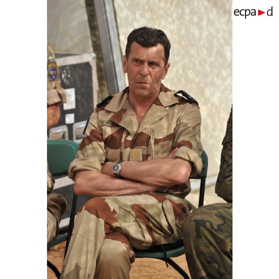 Portrait du général d'armée Bentégeat au camp de Goz Beida.